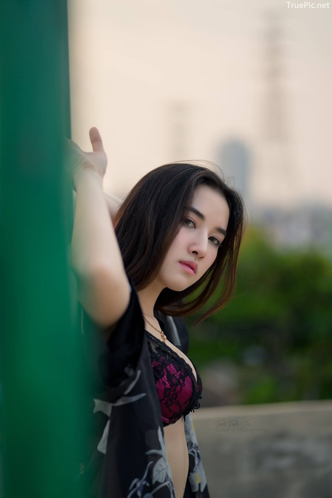 Thailand sexy angel Ploywarin Tippakorn - Black-pink bra and jean on sunset - Picture 8