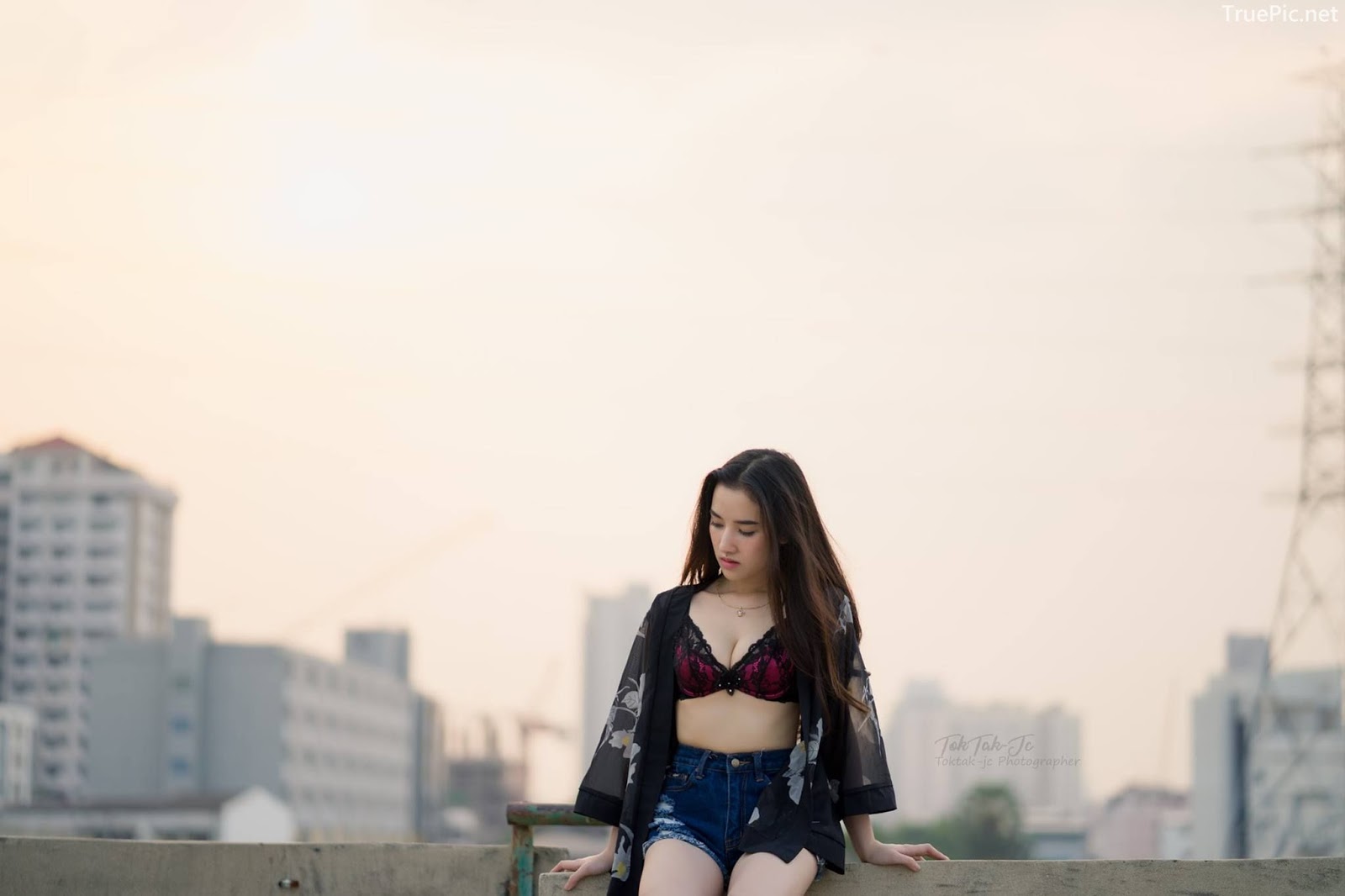 Thailand sexy angel Ploywarin Tippakorn - Black-pink bra and jean on sunset - Picture 9