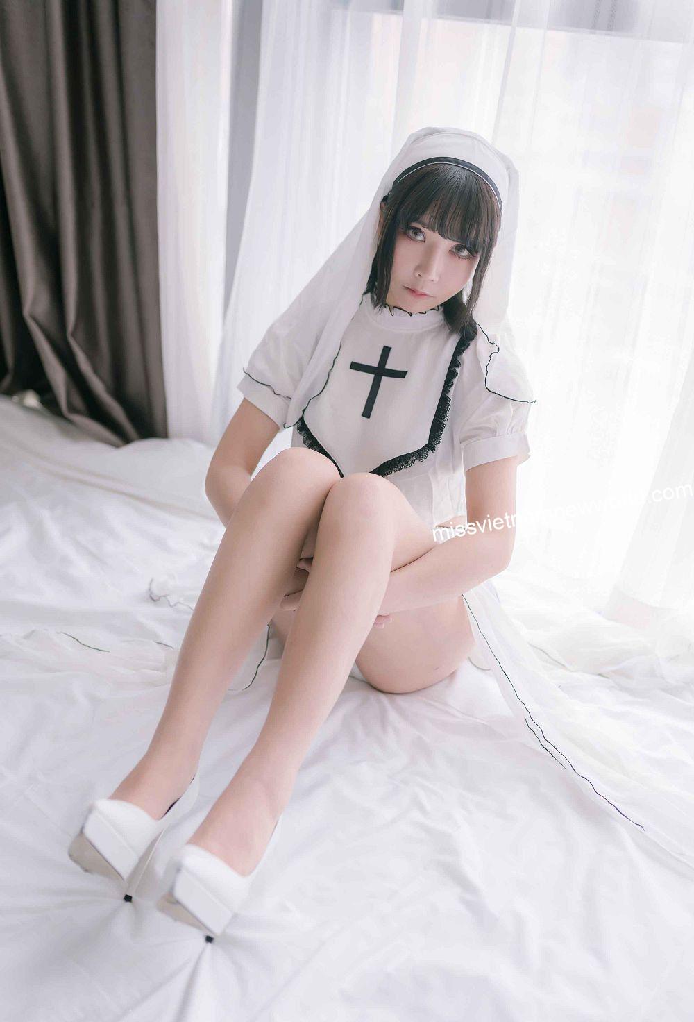 Vẻ đẹp tự nhiên của 抱走莫子A được tôn lên qua bộ cosplay nữ tu trắng