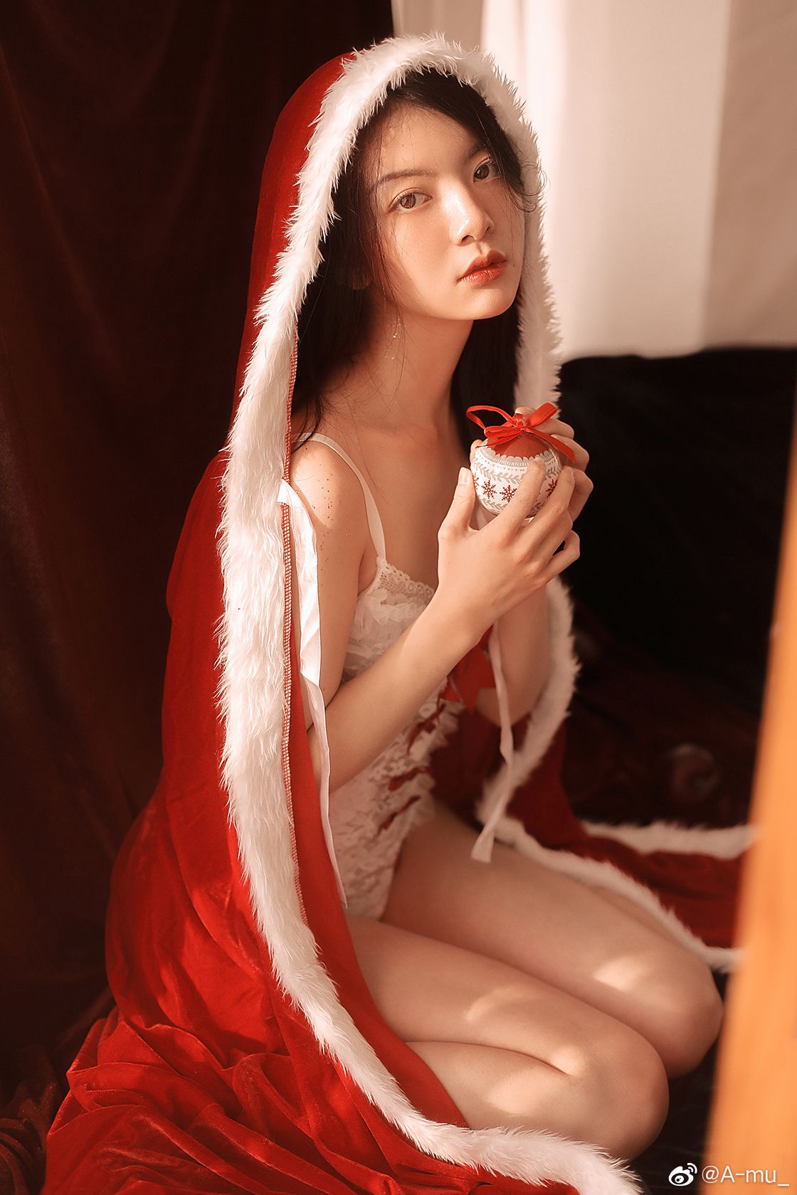 Chinese model: Christmas is coming - 191221 - TruePic.net