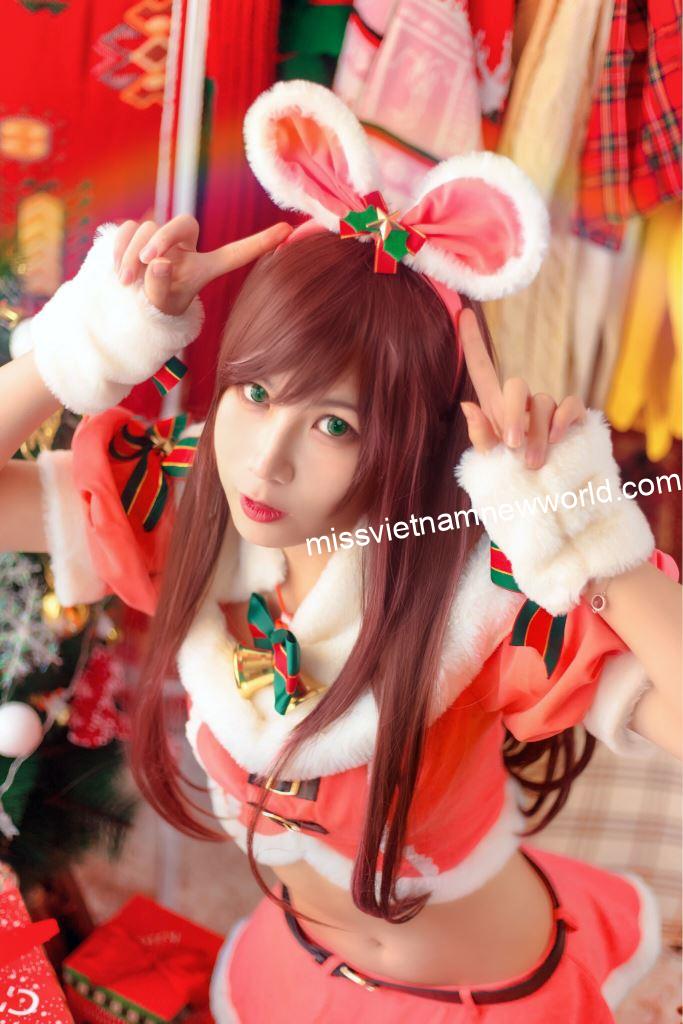 逐月SU tái hiện Kizuna Ai tuyệt vời trong bộ cosplay Christmas đầy sắc màu